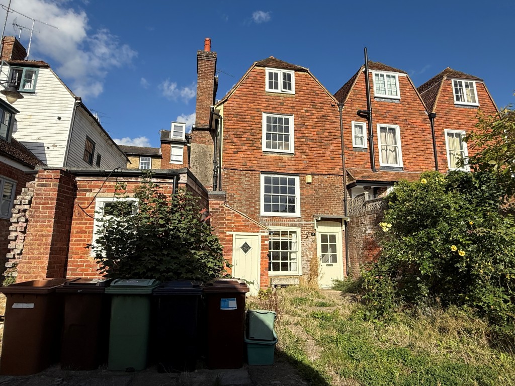 Lot: 86 - PAIR OF SHOPS AND TWO FLATS FOR REFURBISHMENT - View of two shops and two flats